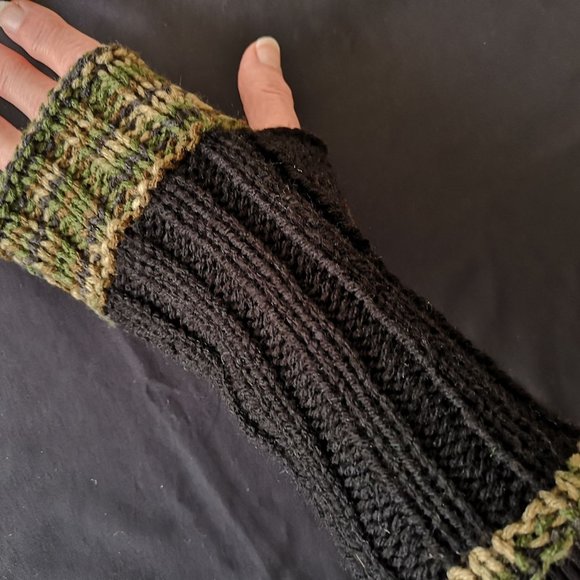 Green Black Camouflage Knit Fingerless Gloves Mittens Armwarmer Made in Canada - Picture 1 of 8